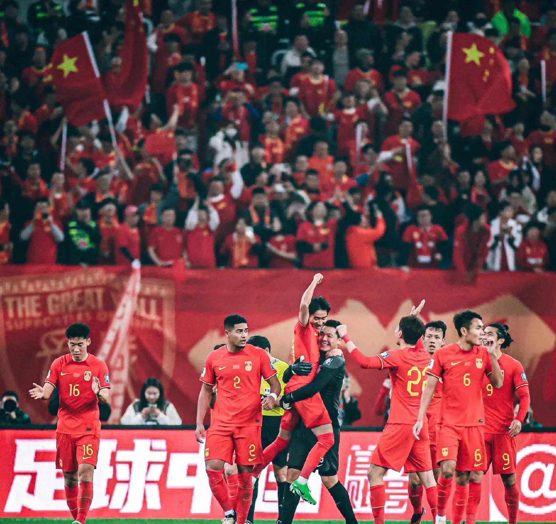 中国足球盛大比赛圆满落幕,冠军夺取舞台荣耀 中国足球盛大比赛圆满落幕,冠军夺取舞台荣耀