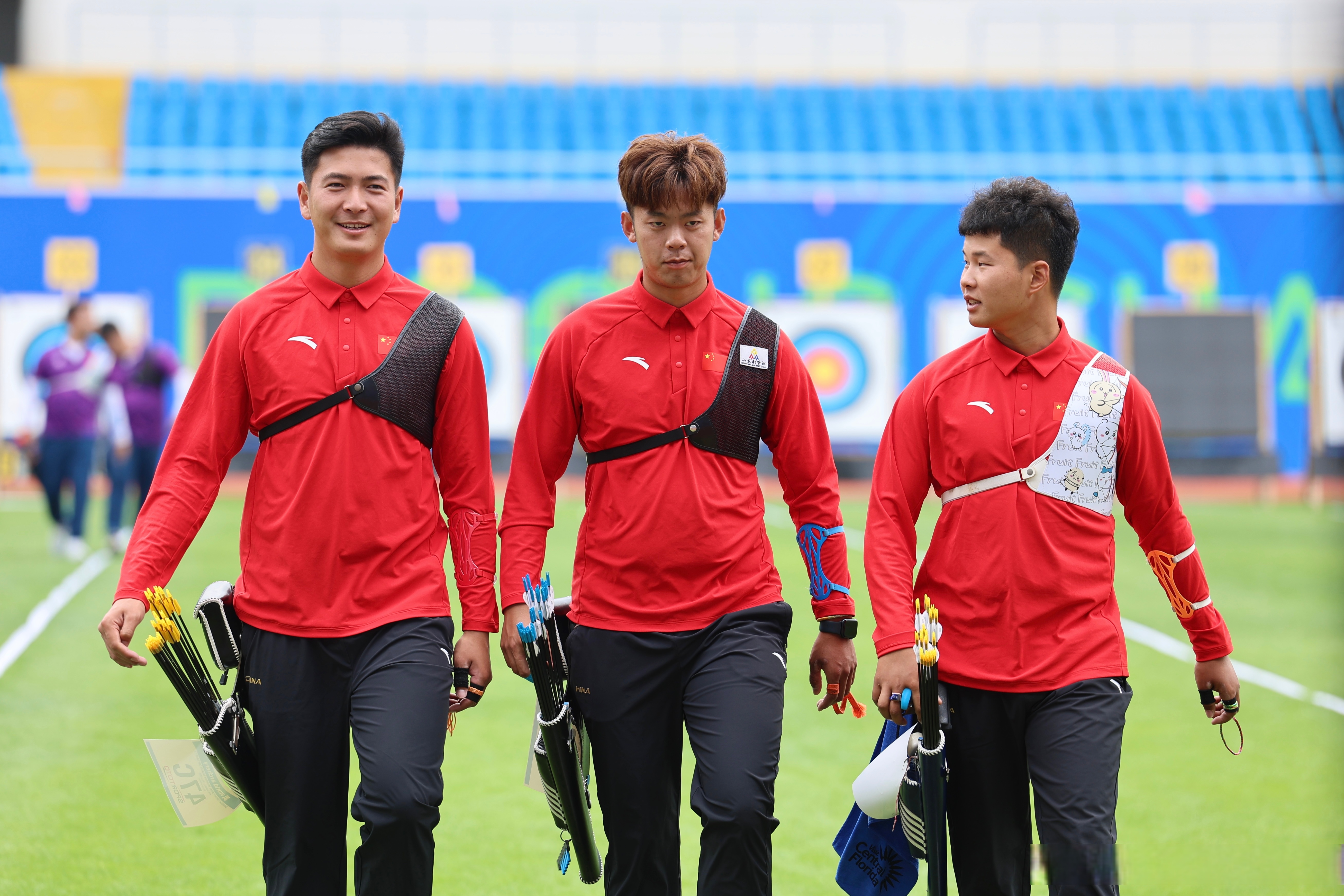 关于精湛射术击败对手，球队获得胜利进决赛的信息