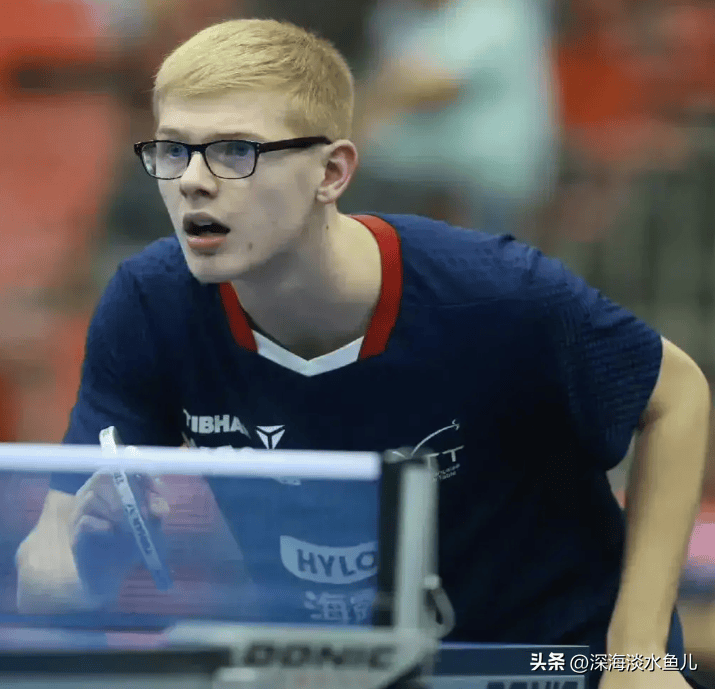 比赛中出现逆转，球迷情绪起伏不定