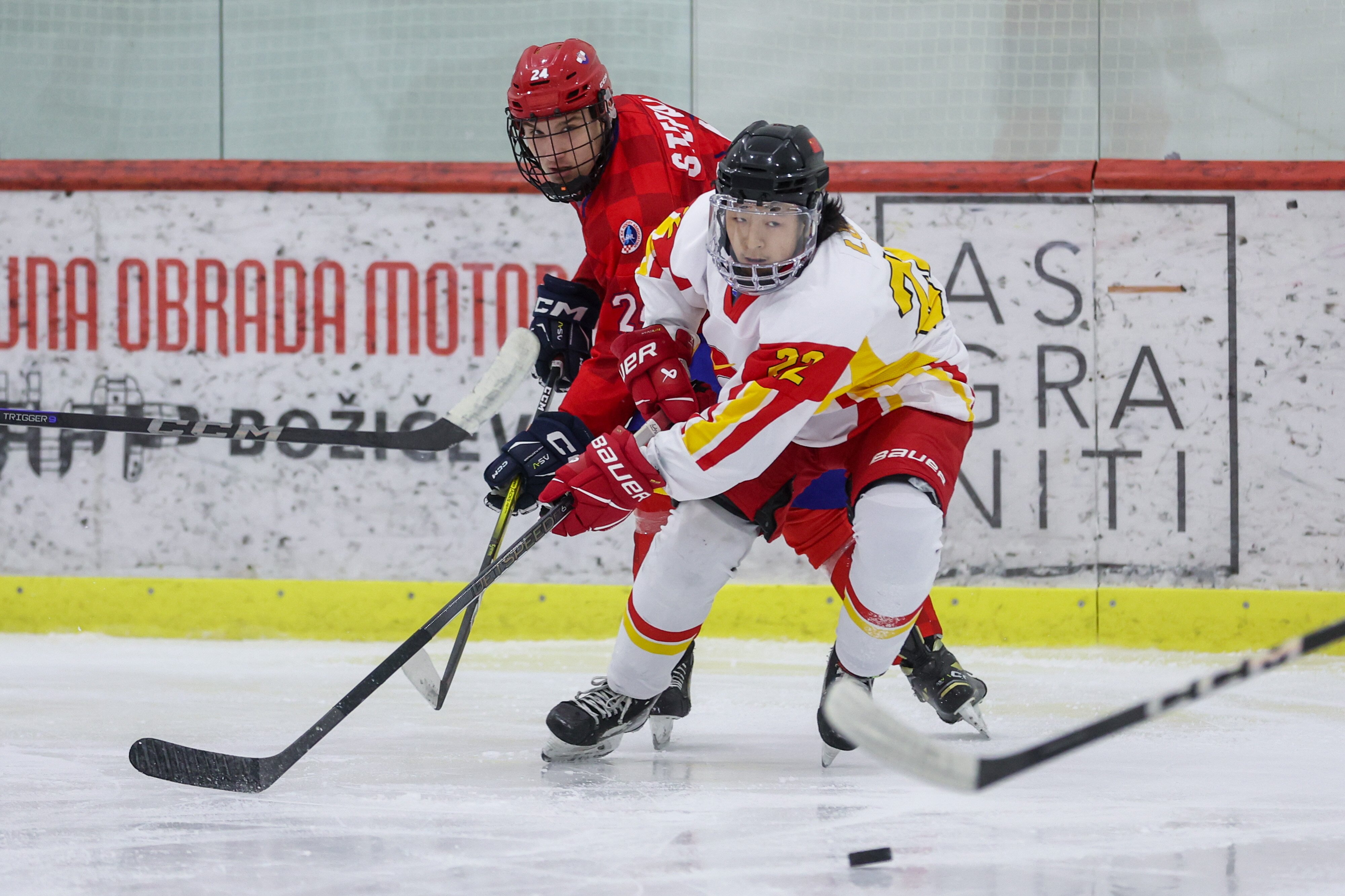 关于多项比赛激烈进行，场上呈现火热战况的信息