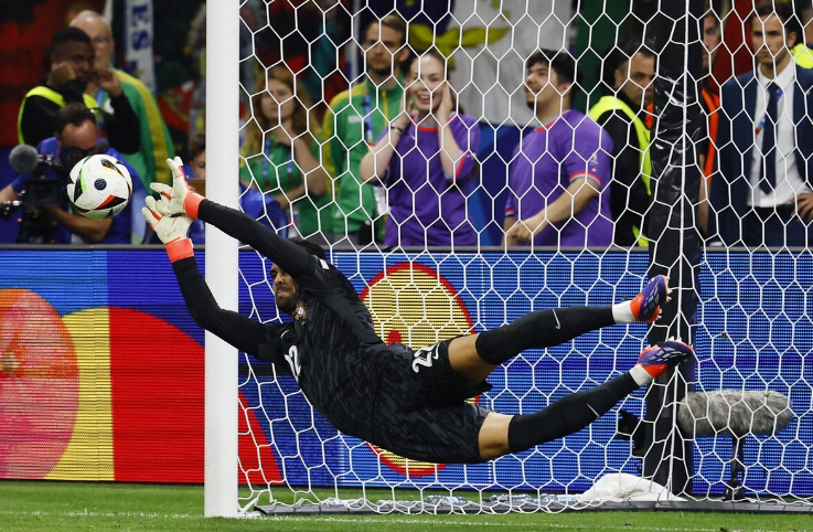 包含力挽狂澜！欧洲杯赛场上的翻盘奇迹的词条