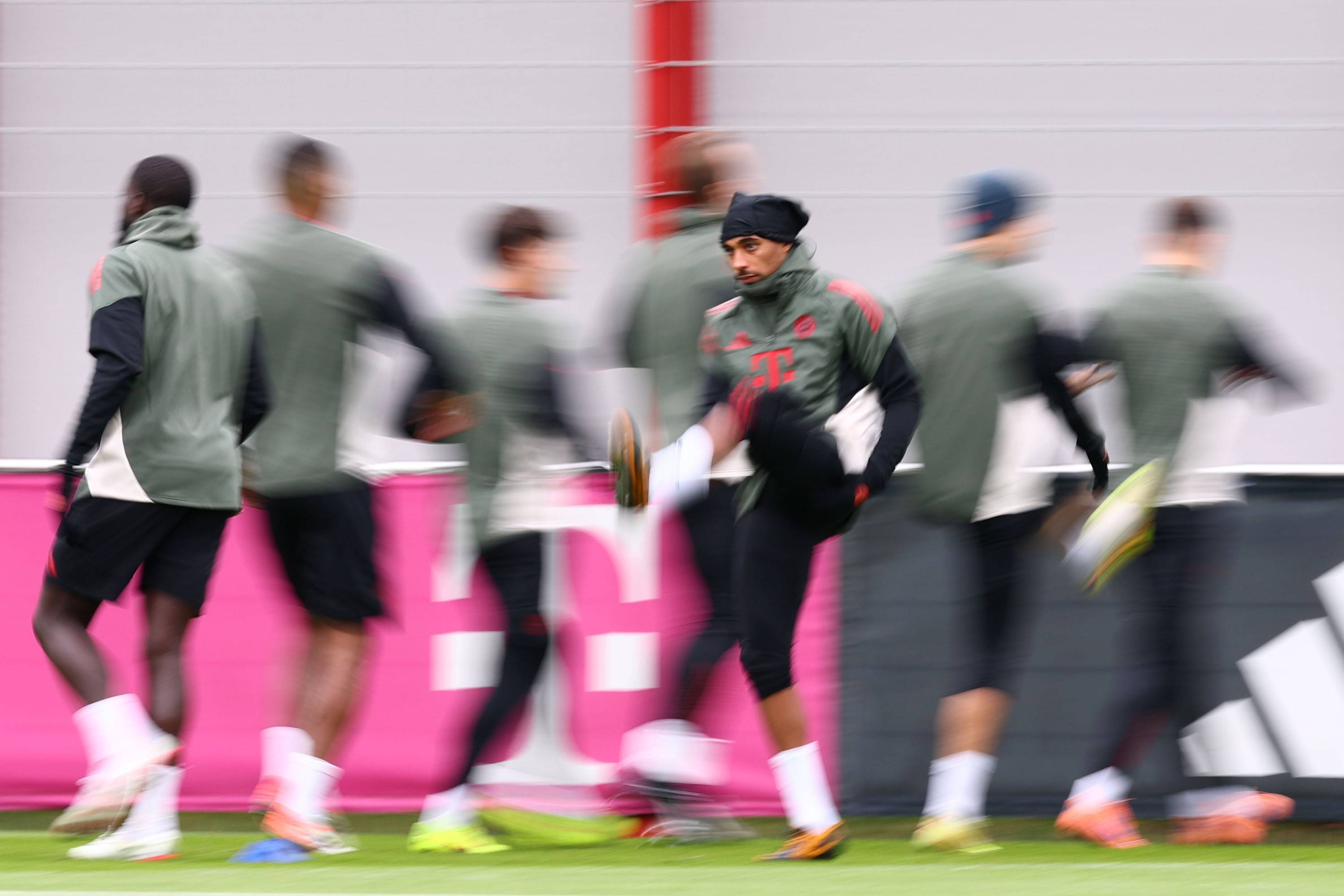 包含拜仁慕尼黑全队积极备战，信心十足的词条